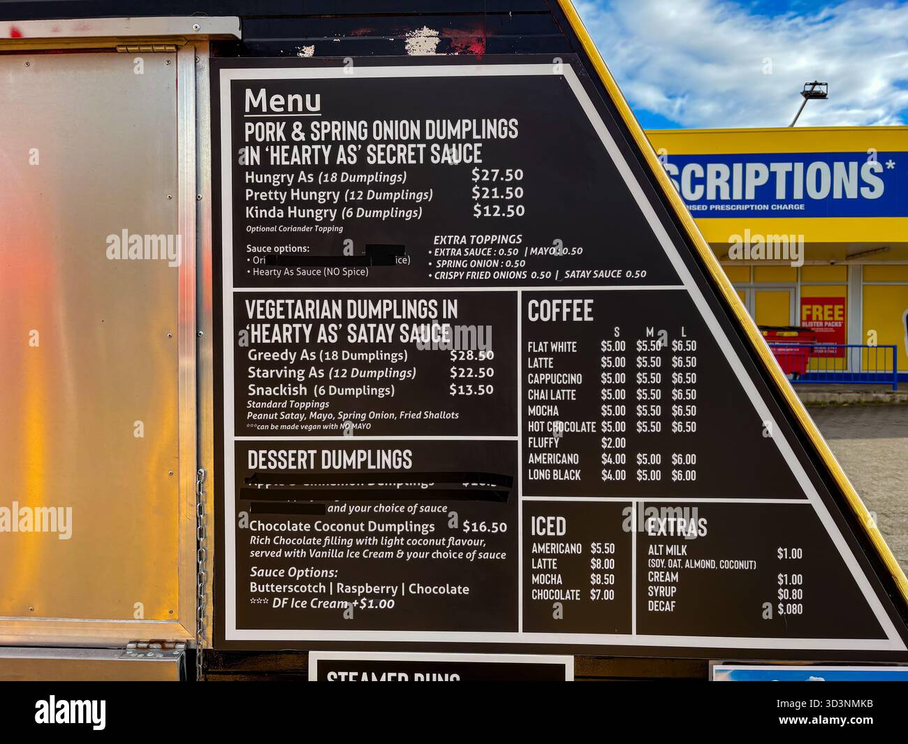 Tabellone del menu Food Truck che mostra i prezzi per gnocchi di maiale, vegetariani e dessert, oltre a caffè e bevande ghiacciate, a Taupo, nuova Zelanda. Foto Stock