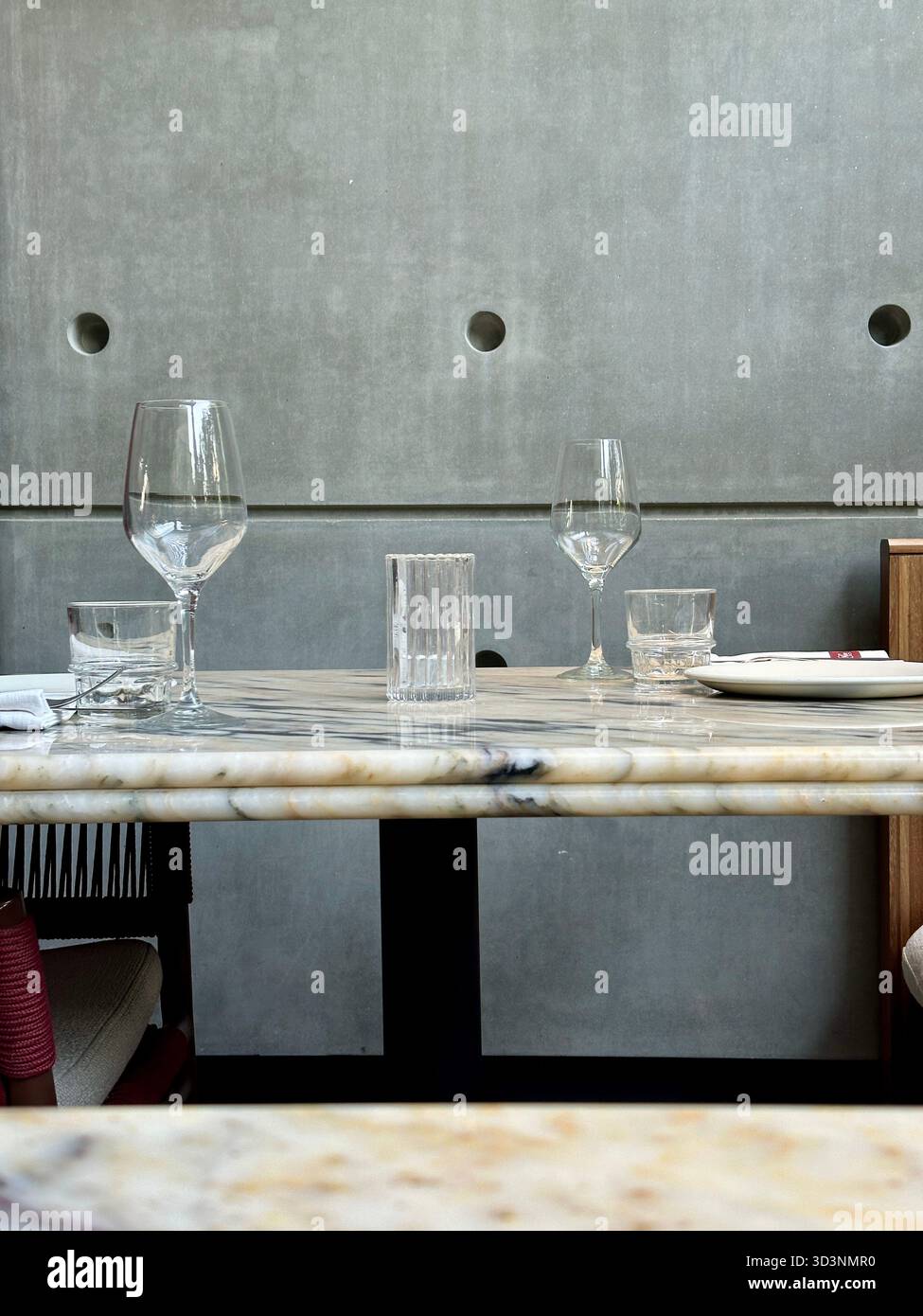 Bicchieri vuoti sul tavolo del ristorante all'esterno Foto Stock