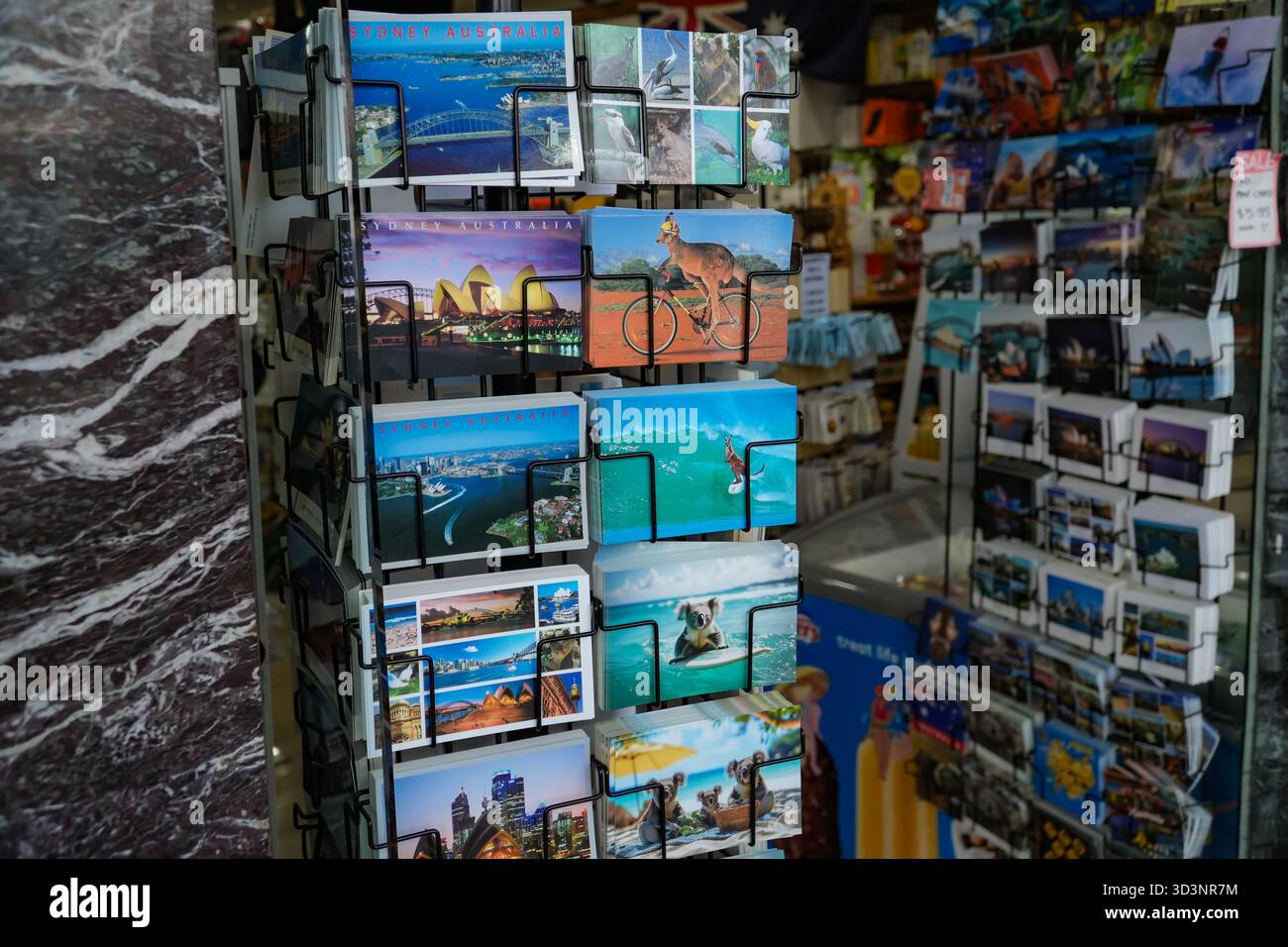 Espositore da cartolina con viste panoramiche e fauna selvatica da Sydney, Australia, tra cui l'Opera House e l'Harbour Bridge, disponibile in una souve Foto Stock