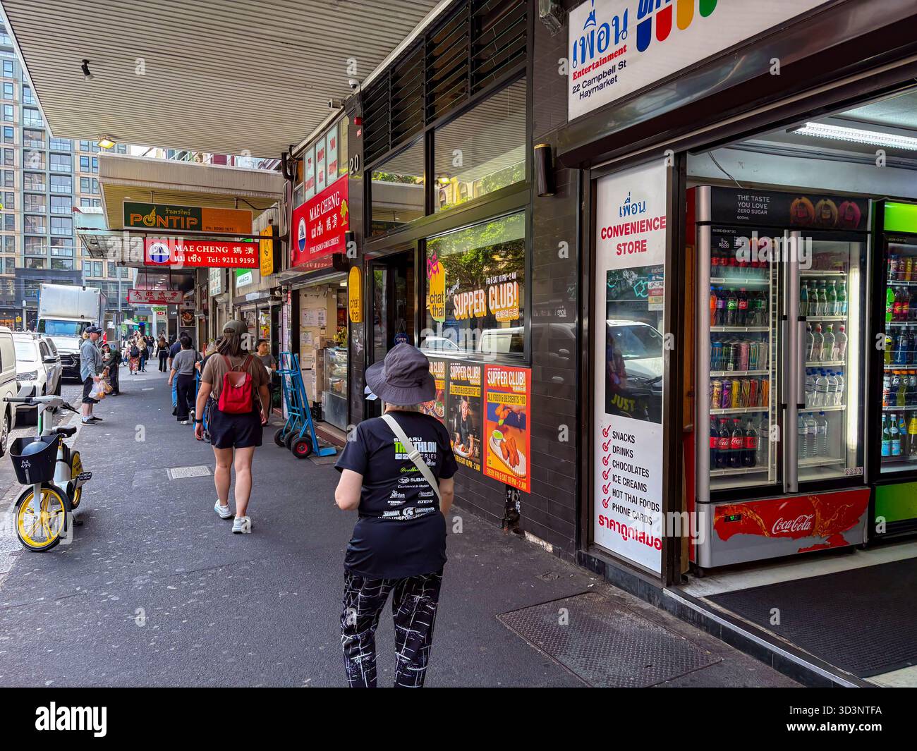 Thai Town, Haymarket, Sydney, Australia. I pedoni passeranno davanti a vivaci vetrine, ristoranti e un minimarket con scritta thailandese. Foto Stock