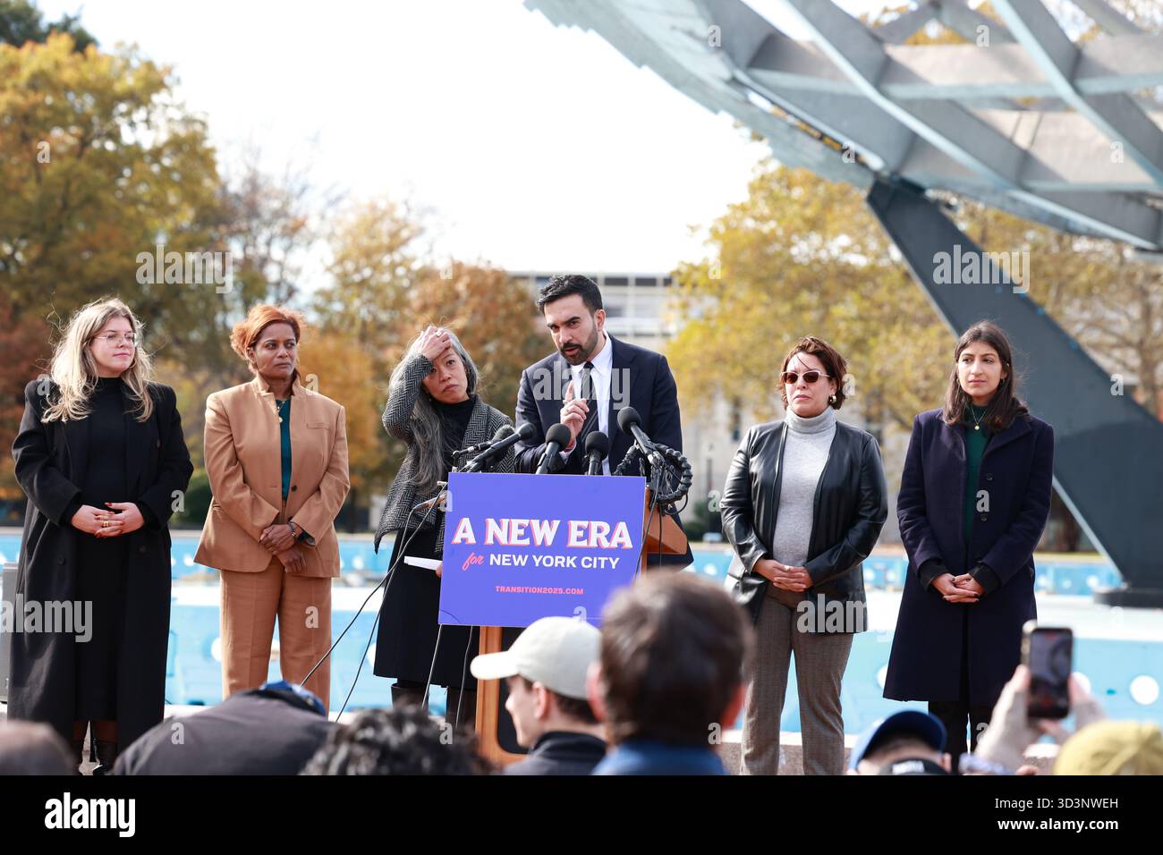 Flushing, Stati Uniti d'America. 5 novembre 2025. FLUSHING, NEW YORK - 05 NOVEMBRE: Il sindaco di New York eleggerà Zohran Mamdani insieme al suo team di transizione L_R: Grace Bonilla, Mel Hartzog, Maria Torres Springer e Lina Khan durante un presser sotto l'Unisfera nel parco Flushing Meadows Corona il giorno dopo aver battuto Andrew Cuomo e Curtis Sliwa nella corsa per il sindaco di New York il 2 novembre 205 a Flushing, New York People: Zohran Mamdani Credit: Alamy News Live Foto Stock