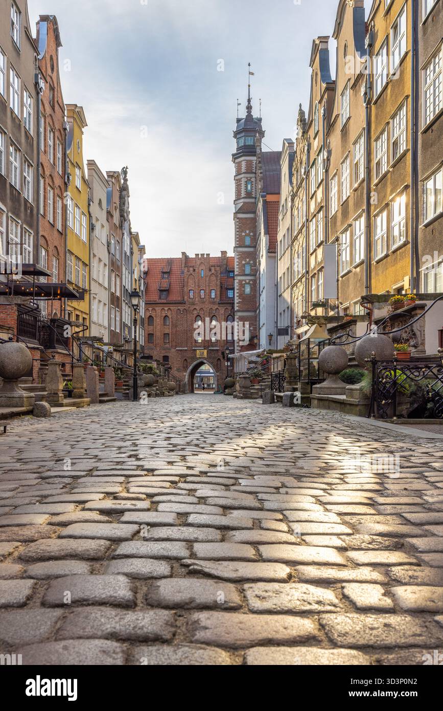 Via Mariacka nella città di Danzica, sulla costa baltica della Polonia settentrionale, in Europa. Strada acciottolata con edifici storici, scale e una chiesa i. Foto Stock