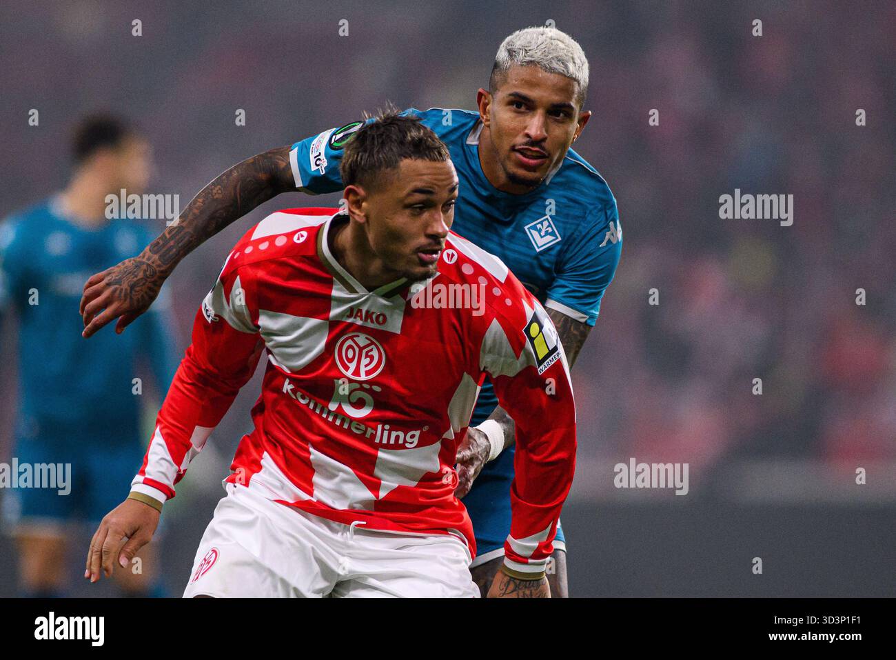 MAGONZA, GERMANIA - 6 NOVEMBRE 2025: - La partita di calcio della UEFA Conference League 1. FSV Mainz 05 contro ACF Fiorentina alla Mewa Arena. Foto Stock