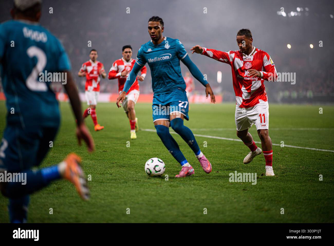 MAGONZA, GERMANIA - 6 NOVEMBRE 2025: - La partita di calcio della UEFA Conference League 1. FSV Mainz 05 contro ACF Fiorentina alla Mewa Arena. Foto Stock