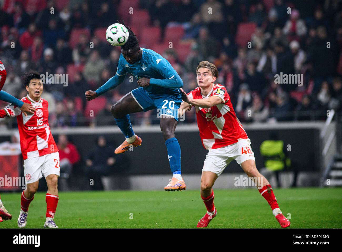 MAGONZA, GERMANIA - 6 NOVEMBRE 2025: - La partita di calcio della UEFA Conference League 1. FSV Mainz 05 contro ACF Fiorentina alla Mewa Arena. Foto Stock