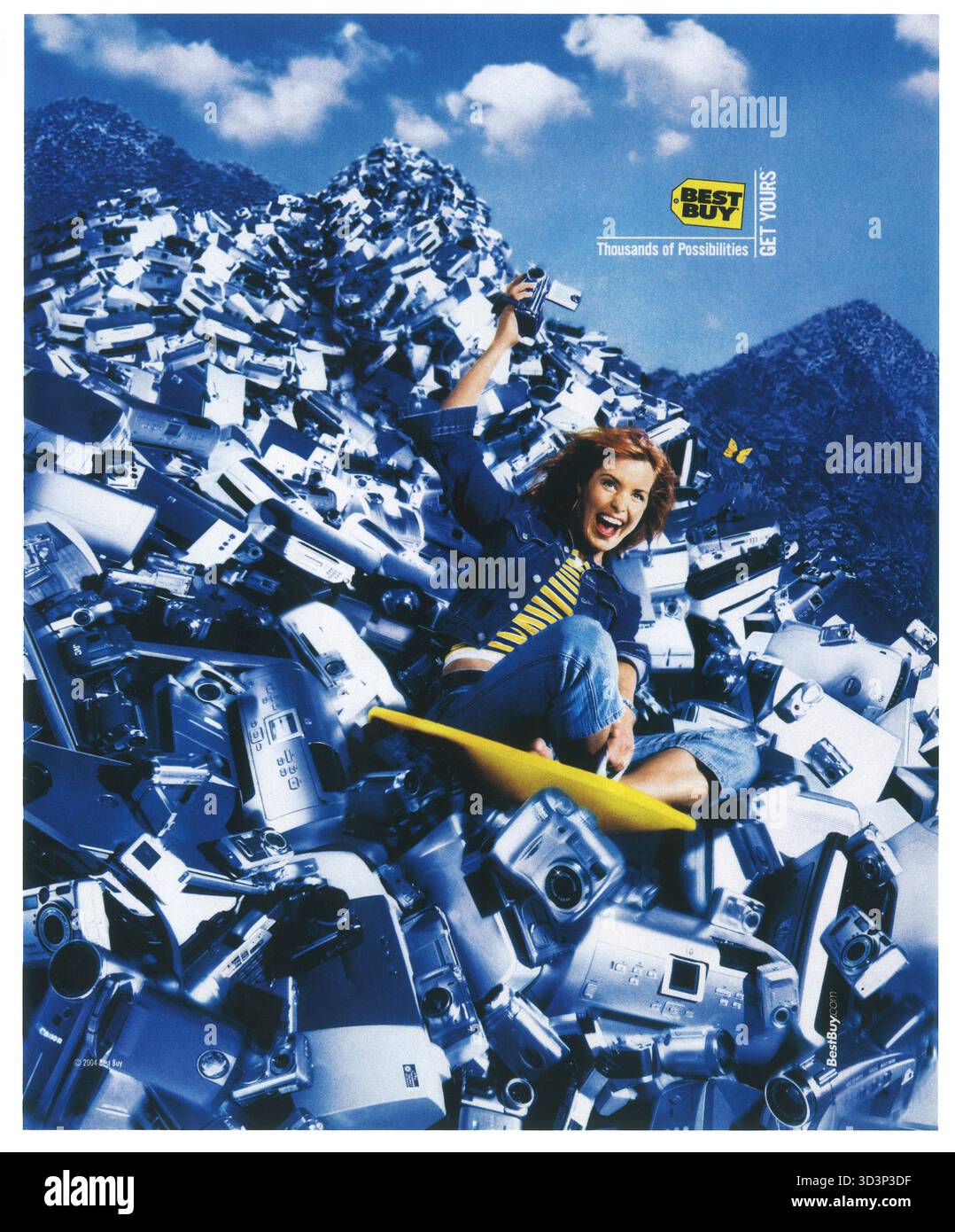 2004 annuncio Best Buy con una donna che naviga su una montagna di prodotti elettronici Foto Stock