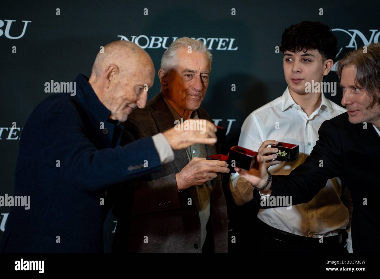 Roma, Italia. 6 novembre 2025. A Roma, Italia, il 6 novembre 2025, i tre fondatori di Nobu, Meir Teper, Robert De Niro e lo chef Nobu Matsuhisa partecipano all'inaugurazione del Nobu Hotel al Nobu Hotel Roma. (Foto di Luca Carlino/NurPhoto) credito: NurPhoto SRL/Alamy Live News Foto Stock