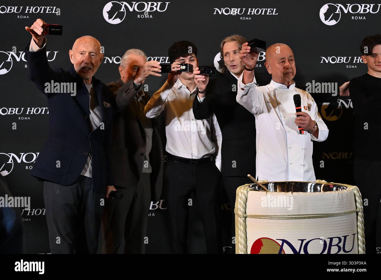 Roma, Italia. 6 novembre 2025. I tre fondatori di Nobu: Meir Teper, Robert De Niro e lo chef Nobu Matsuhisa partecipano all'inaugurazione del Nobu Hotel Rome a Roma, Italia, il 6 novembre 2025 (foto di Domenico Cippitelli/NurPhoto). Crediti: NurPhoto SRL/Alamy Live News Foto Stock