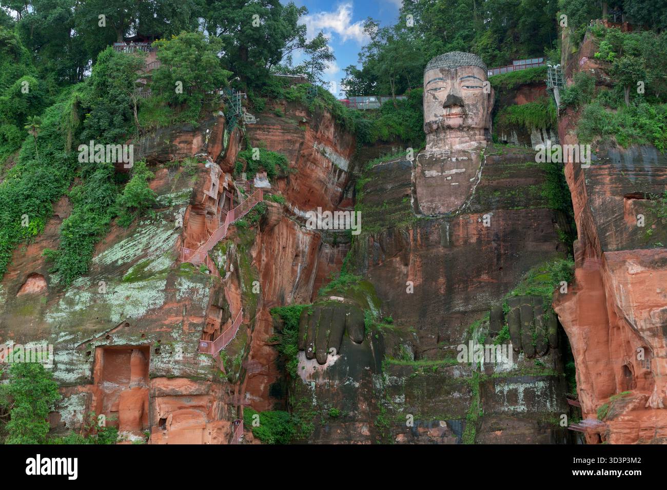Il Buddha gigante di Leshan, nella parte meridionale del Sichuan, in Cina, vicino alla città di Leshan, è la statua di Buddha in pietra più grande e più alta del mondo Foto Stock