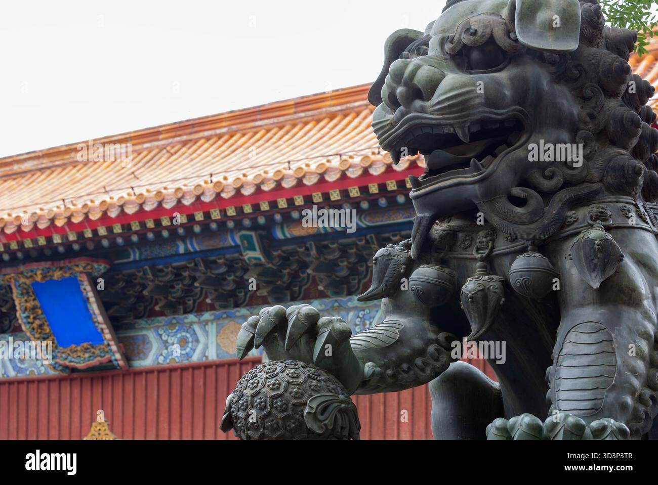 Statua di bronzo del Leone guardiano cinese nel tempio Yonghegong (tempio dei lama) a Pechino, Cina Foto Stock