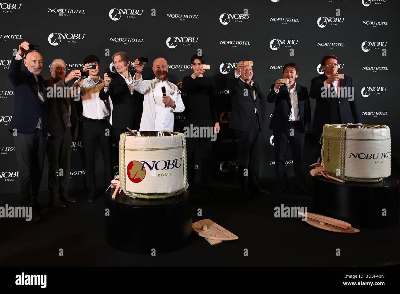 Roma, Italia. 6 novembre 2025. I tre fondatori di Nobu: Meir Teper, Robert De Niro e lo chef Nobu Matsuhisa partecipano all'inaugurazione del Nobu Hotel Rome a Roma, Italia, il 6 novembre 2025 (foto di Domenico Cippitelli/NurPhoto). Crediti: NurPhoto SRL/Alamy Live News Foto Stock