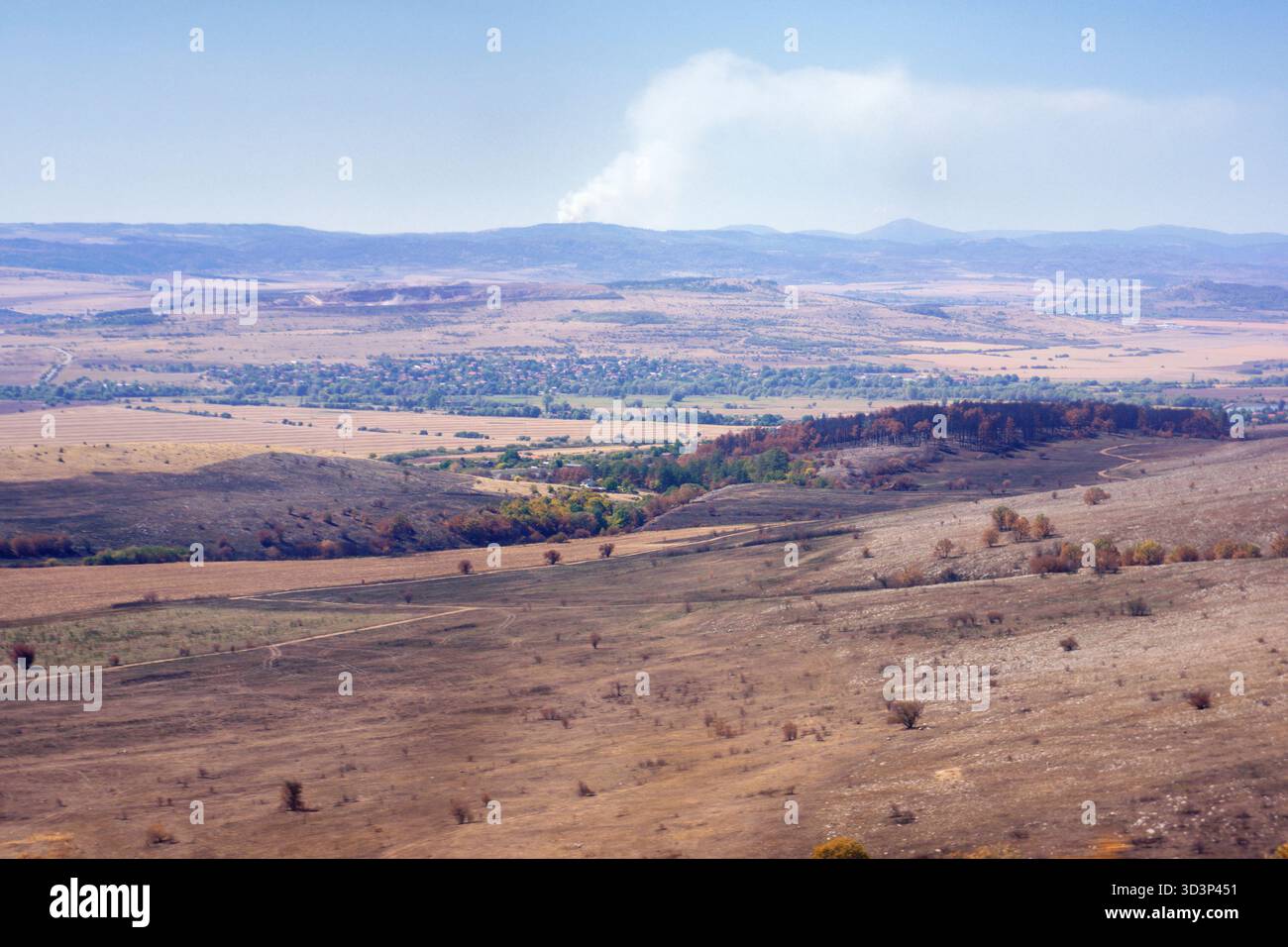 Splendida vista aerea del paesaggio bulgaro con sfondo di un piccolo villaggio Foto Stock