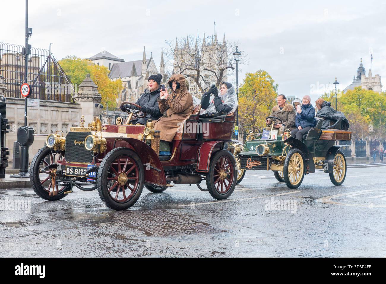 1904 Peugeot auto storica che partecipa alla corsa di auto veterano da Londra a Brighton del 2025, guidando attraverso Westminster, Londra, Regno Unito. Con 1904 Cadillac Foto Stock