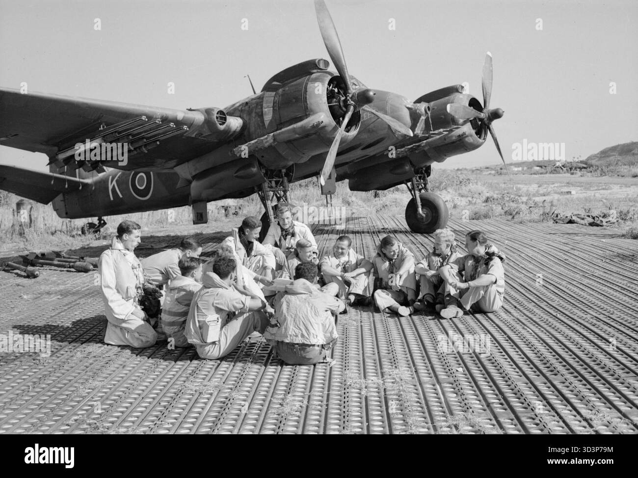 Equipaggio del No. 16 Squadron SAAF e No. 227 Squadron RAF seduto di fronte a un Bristol Beaufighter a Biferno, Italia, il 14 agosto 1944 Foto Stock