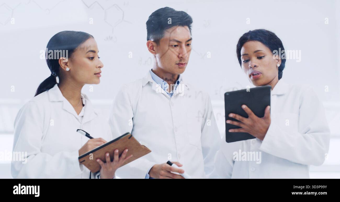 Tavoletta, parete di vetro e gruppo di scienziati con formula, ricerca chimica o molecola. Tecnologia, team scientifico e persone con equazione chimica, medico Foto Stock