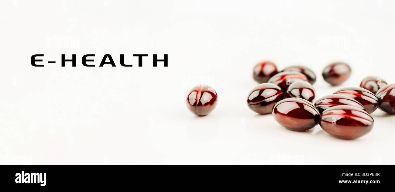 Mazzo di pillole rosse con la parola e-Health scritto sotto di loro. Le pillole sono sparse su uno sfondo bianco Foto Stock