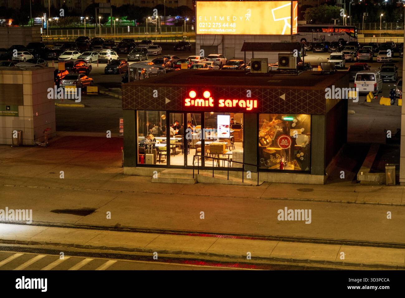 Istanbul, Turchia - 21 ottobre 2025, caffè all'esterno dell'aeroporto internazionale Sabiha Gokcen (SAW) di notte a Istanbul, Turchia Foto Stock