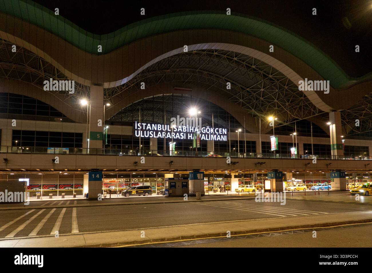 Istanbul, Turchia - 21 ottobre 2025, Vista sull'Aeroporto Internazionale Sabiha Gokcen (SAW) di notte a Istanbul, Turchia Foto Stock