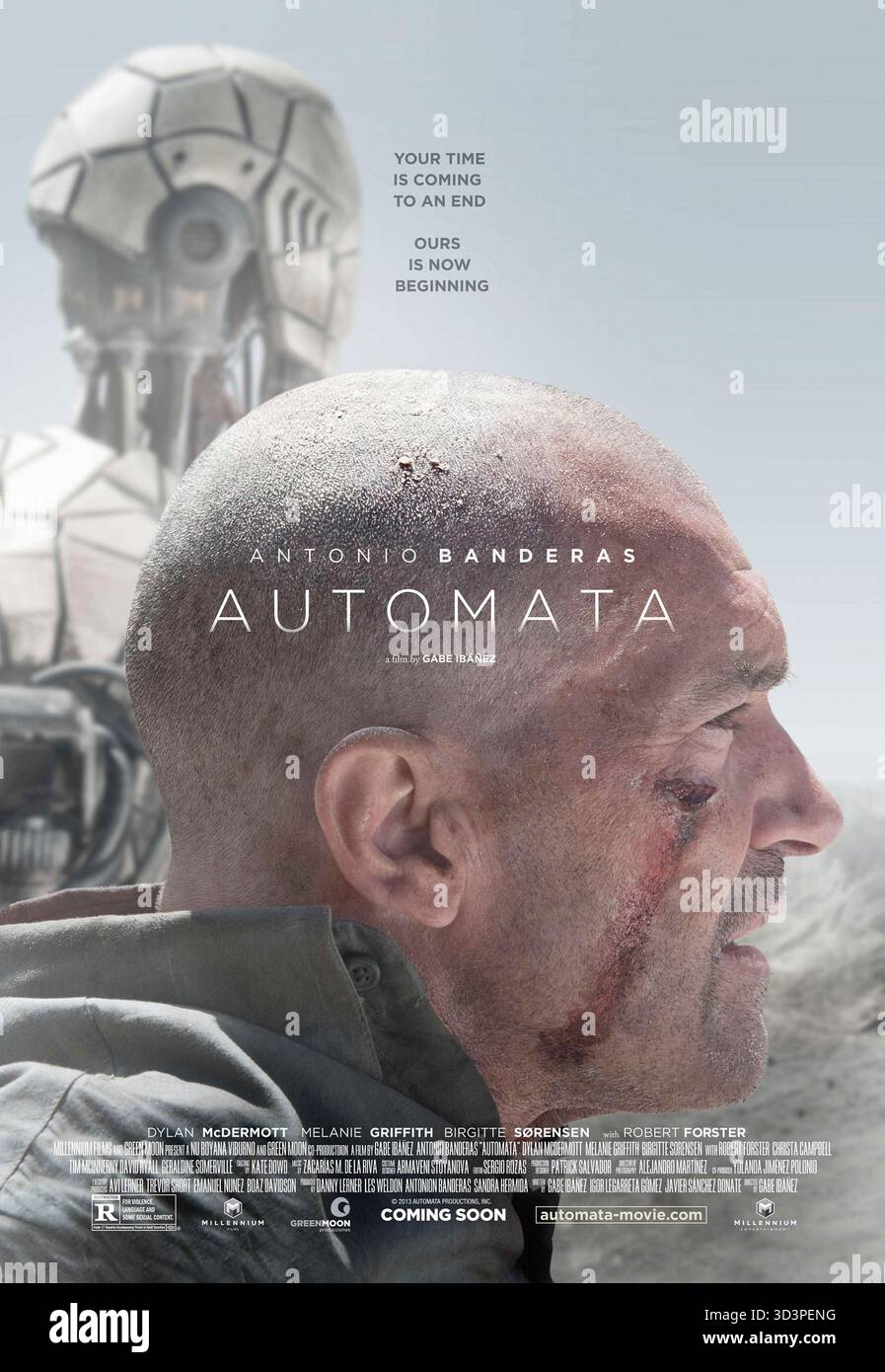 Automata (2014) è un film diretto da Gabe Ibáñez e interpretato da Antonio Banderas, Birgitte Hjort Sørensen e Dylan McDermott. In un futuro distopico in cui la Terra sta morendo, un investigatore assicurativo scopre un segreto sui robot umanoidi che potrebbero cambiare il destino dell'umanità. USA SOLO PER USO EDITORIALE DI un foglio di poster. Crediti: BFA / Millennium Films Foto Stock