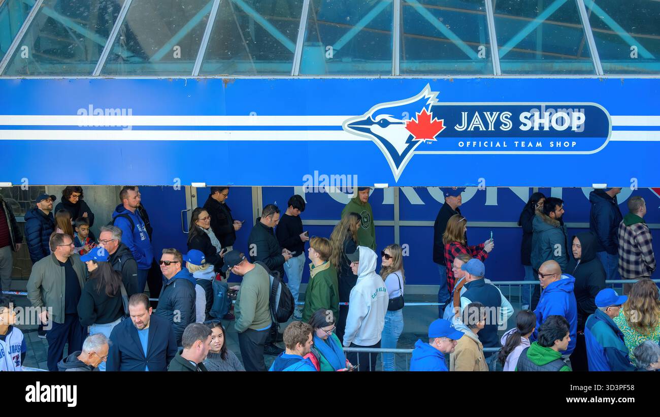Un grande gruppo di fan della squadra di MLB dei Blue Jays aspetta in fila per acquistare il merchandising ufficiale della squadra. Foto Stock