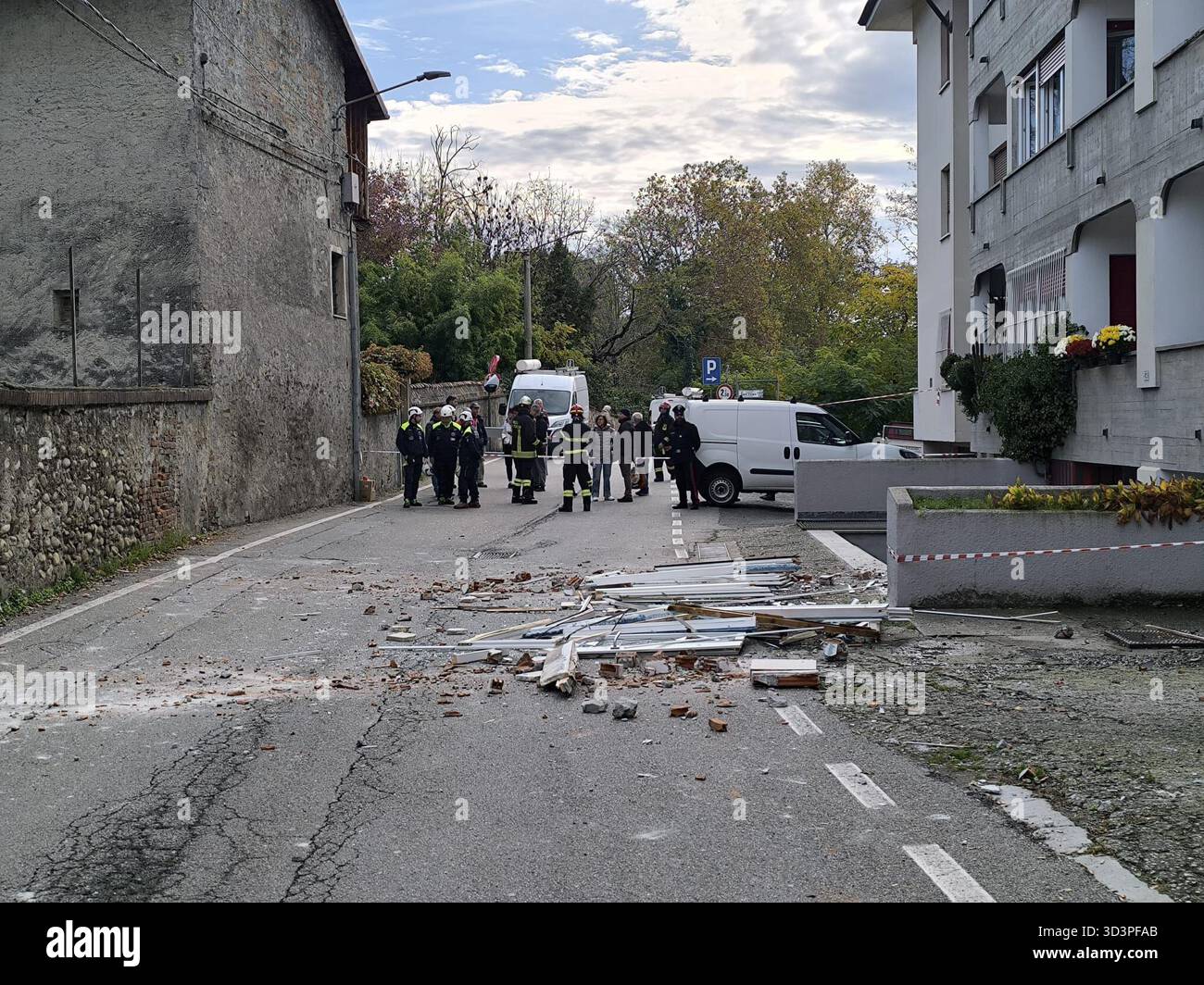 Torino, Italia. 7 novembre 2025. Torino: Esplosione in un edificio a Rivarolo Canavese, due feriti, una donna gravemente ferita credito: Agenzia fotografica indipendente/Alamy Live News Foto Stock