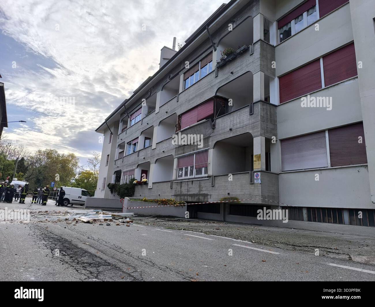 Torino, Italia. 7 novembre 2025. Torino: Esplosione in un edificio a Rivarolo Canavese, due feriti, una donna gravemente ferita credito: Agenzia fotografica indipendente/Alamy Live News Foto Stock