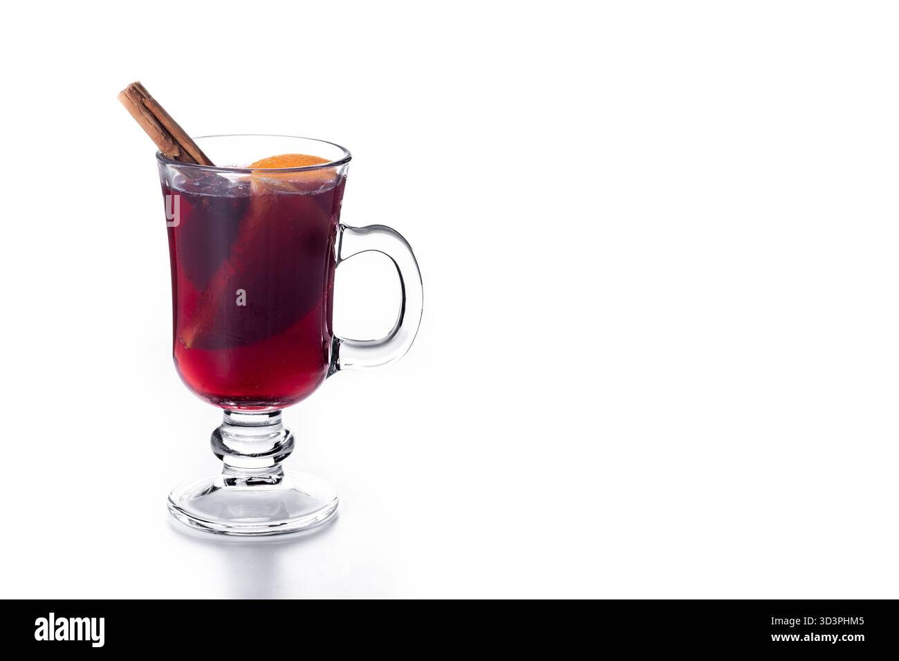 VIN brulé con bastoncini di arancia e cannella e decorazioni natalizie isolate su sfondo bianco Foto Stock