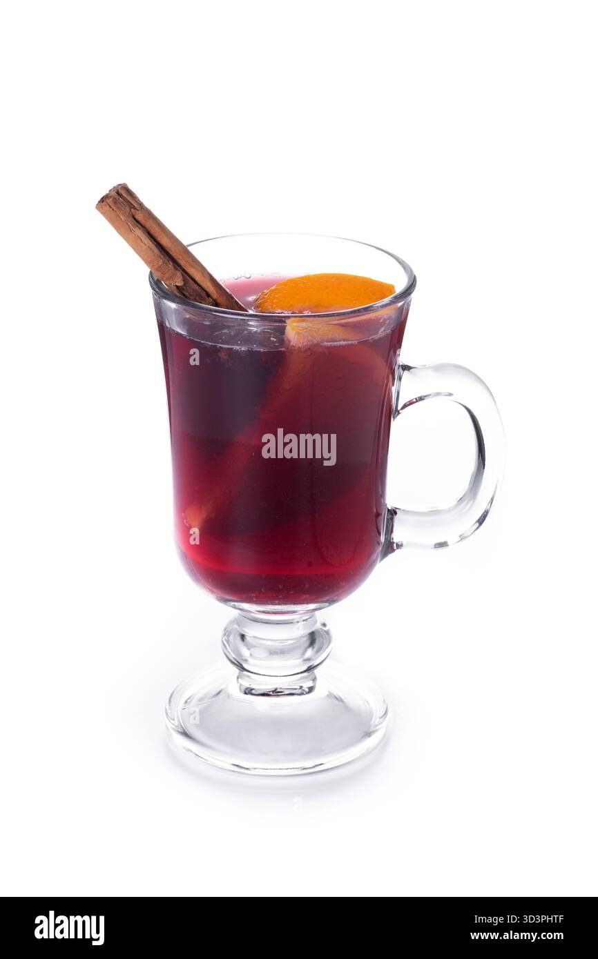 VIN brulé con bastoncini di arancia e cannella e decorazioni natalizie isolate su sfondo bianco Foto Stock