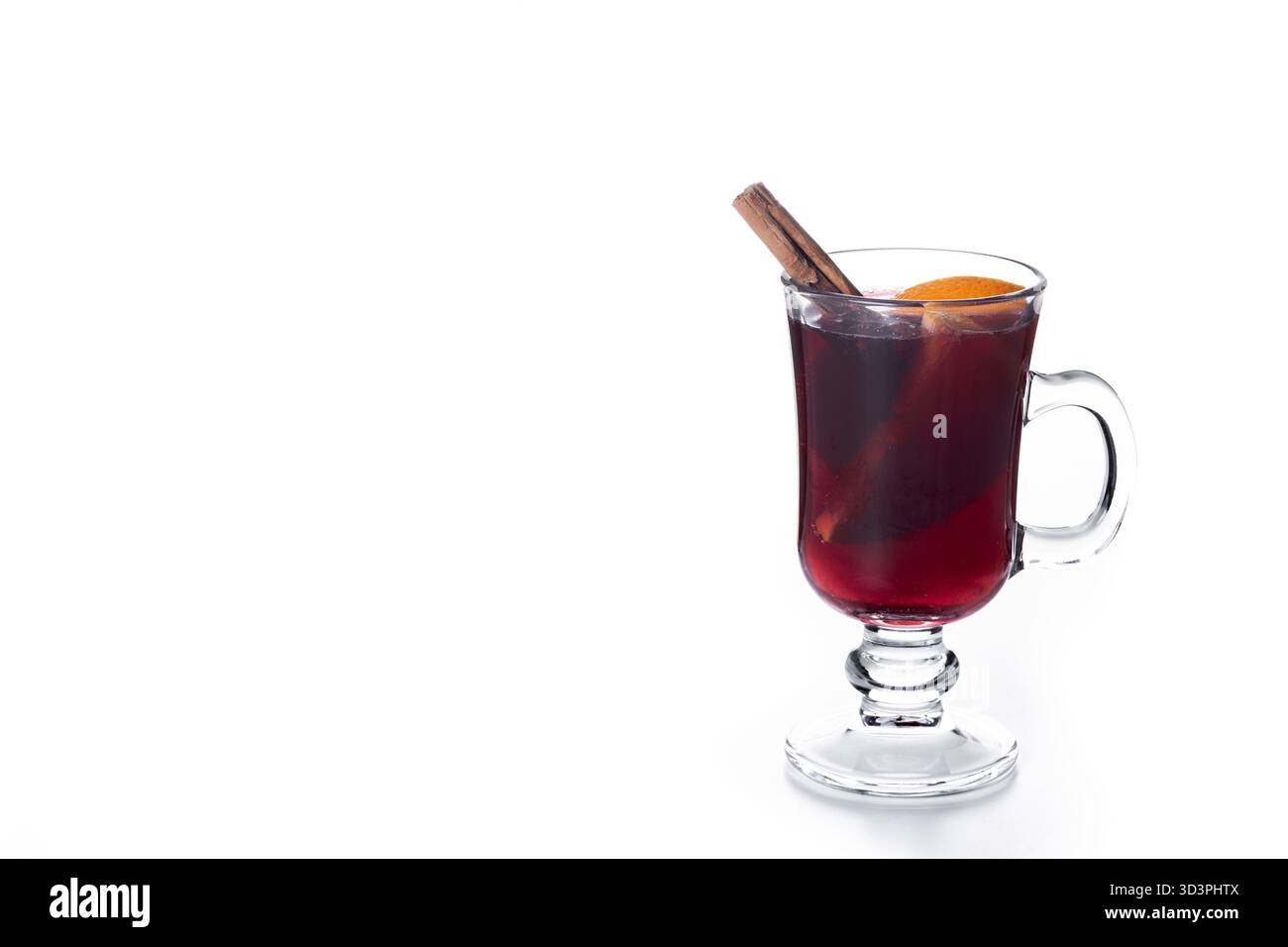 VIN brulé con bastoncini di arancia e cannella e decorazioni natalizie isolate su sfondo bianco Foto Stock