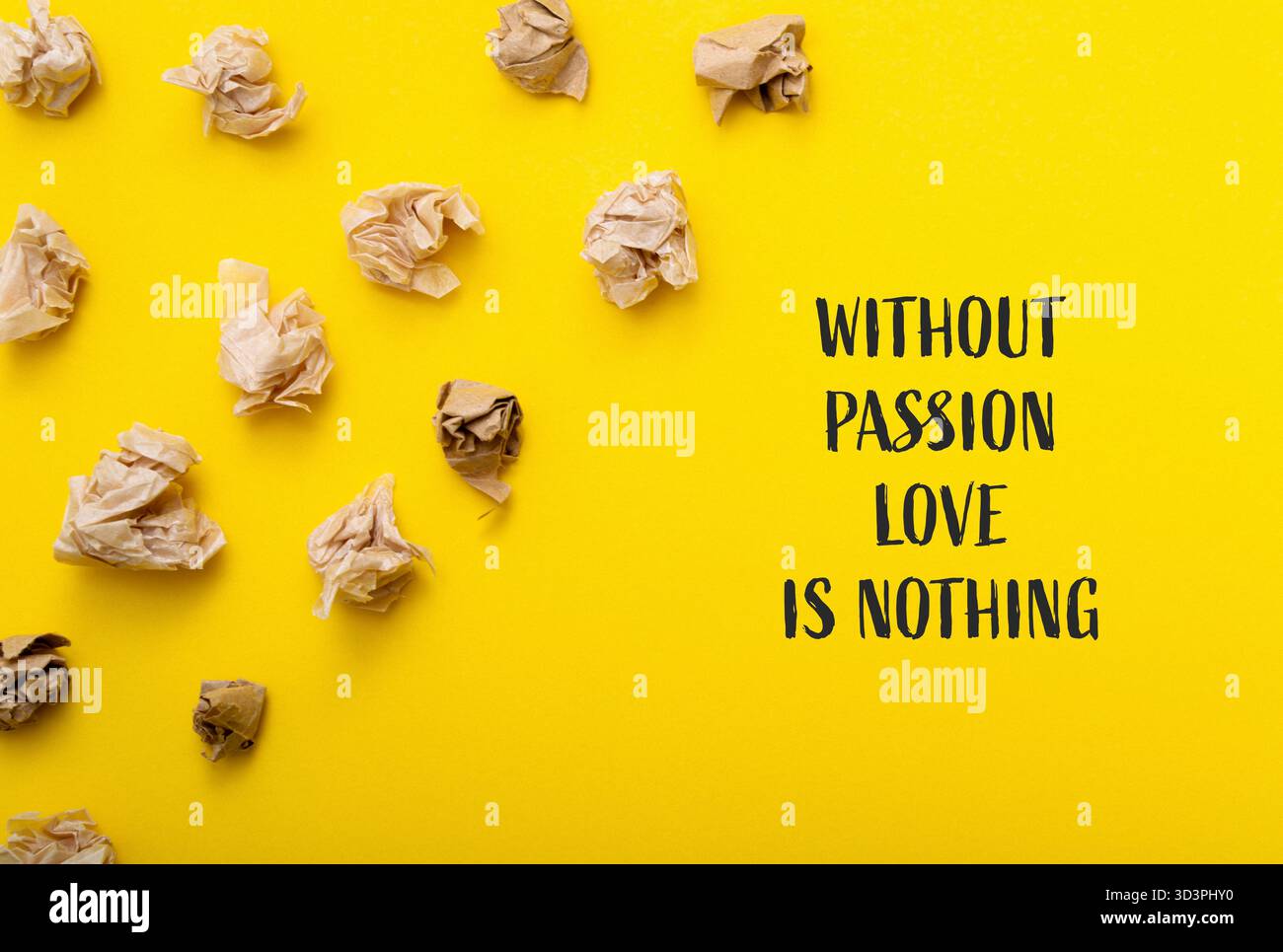 Illustrazione piatta creativa con carta increspata sparsi su uno sfondo giallo brillante, che mostra una citazione motivazionale che sottolinea la i Foto Stock