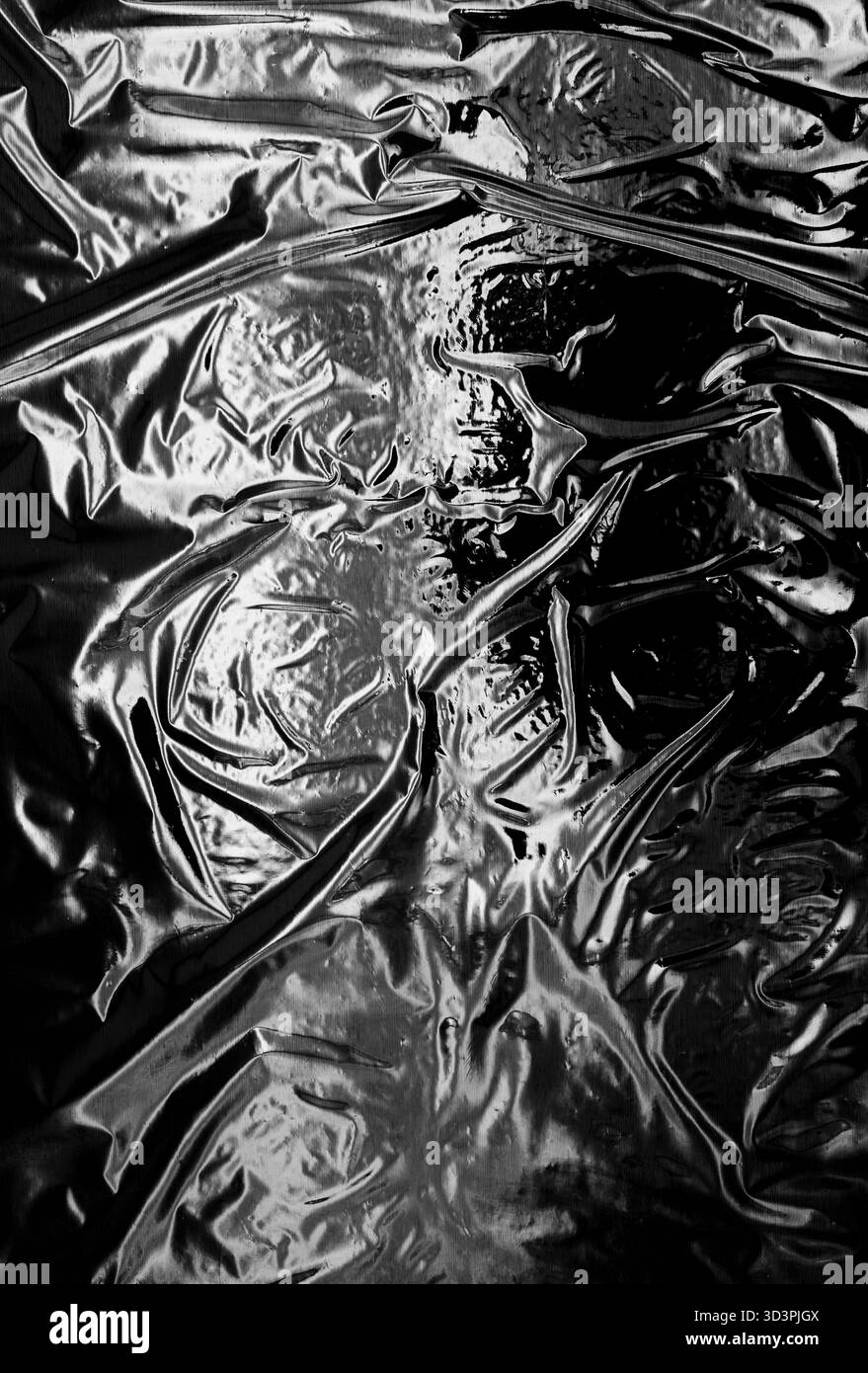Involucro di plastica trasparente su sfondo nero Foto Stock