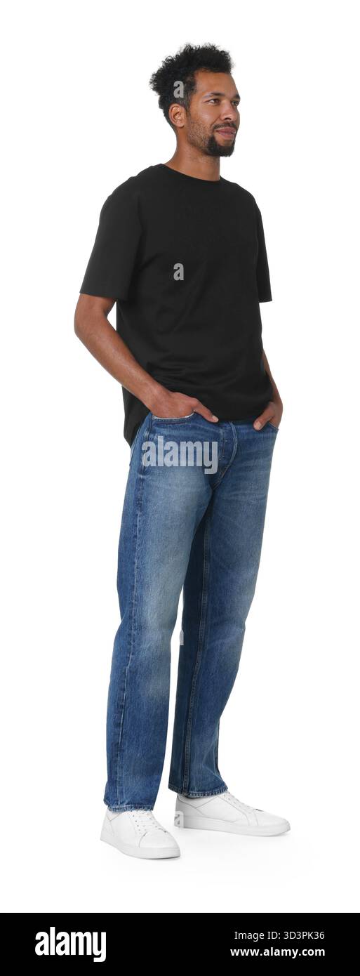 Uomo felice che indossa jeans eleganti su sfondo bianco Foto Stock