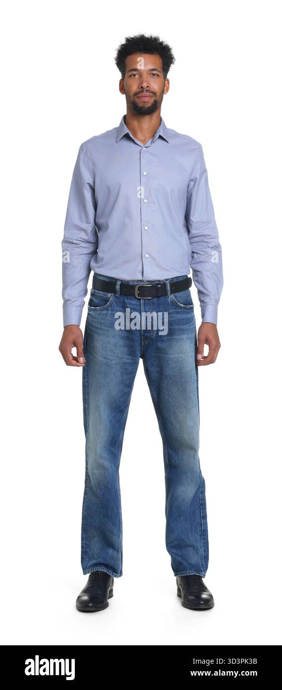 Uomo felice che indossa jeans eleganti su sfondo bianco Foto Stock