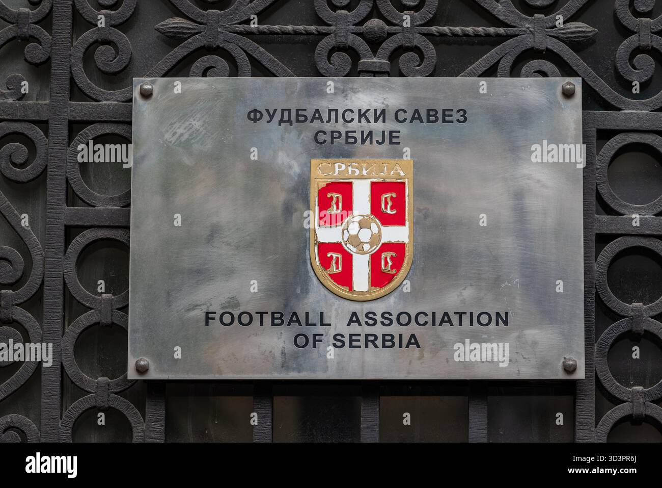 Cartello all'esterno dell'edificio della Federazione calcistica della Serbia a Belgrado. Ottobre 2025. Foto Stock
