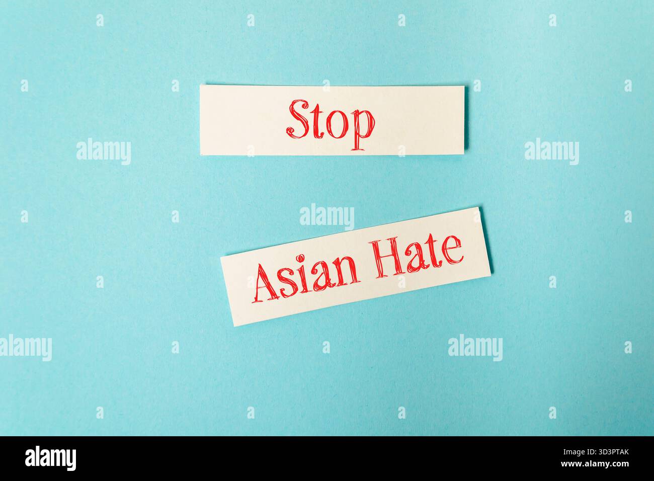 Due segni che dicono Stop Asian Hate. Un segnale è sulla sinistra e l'altro sulla destra Foto Stock