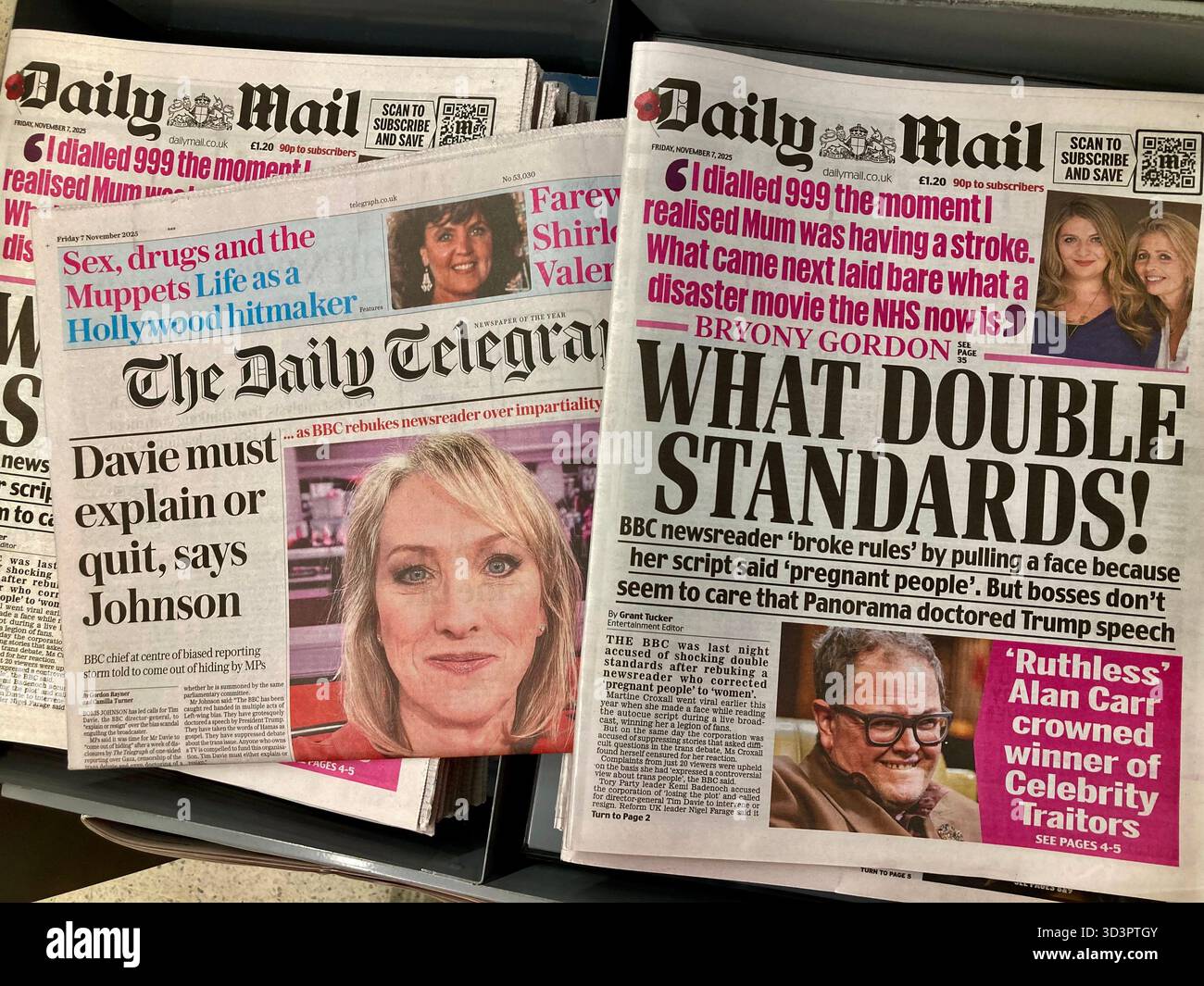 La BBC è stata accusata di scioccare due pesi e due misure dopo aver rimproverato la giornalista Martine Croxall , che dominava la prima pagina dei giornali britannici Foto Stock