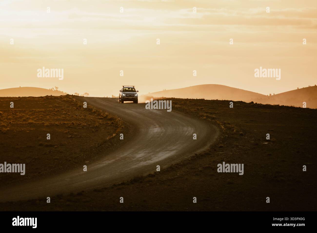 Viaggio in auto durante l'ora d'oro in Australia Foto Stock