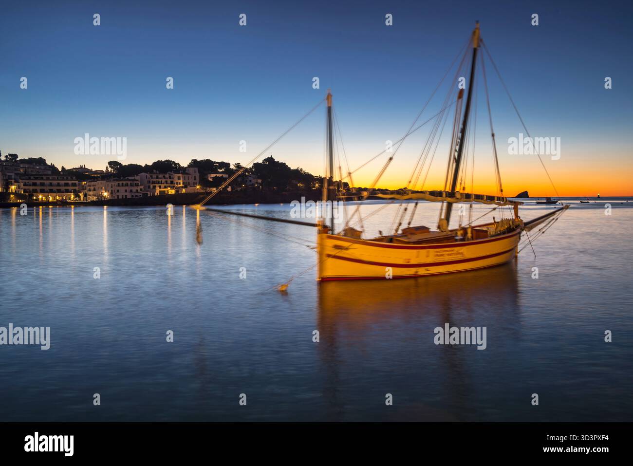TOUR DEL PORTO PER BARCHE DELLA CITTÀ VECCHIA DI D'ALGUER, CADAQUES BAY, PROVINCIA DI GIRONA, COSTA BRAVA, CATALOGNA, SPAGNA Foto Stock