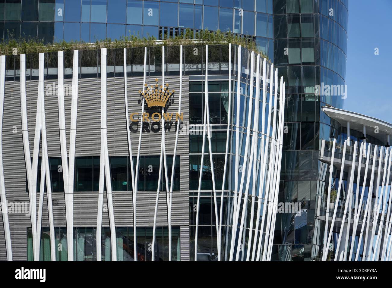 Il casinò e complesso alberghiero Crown Towers Sydney con la sua architettura distintiva, il logo 'Crown' ed elementi di design verticali bianchi. Foto Stock