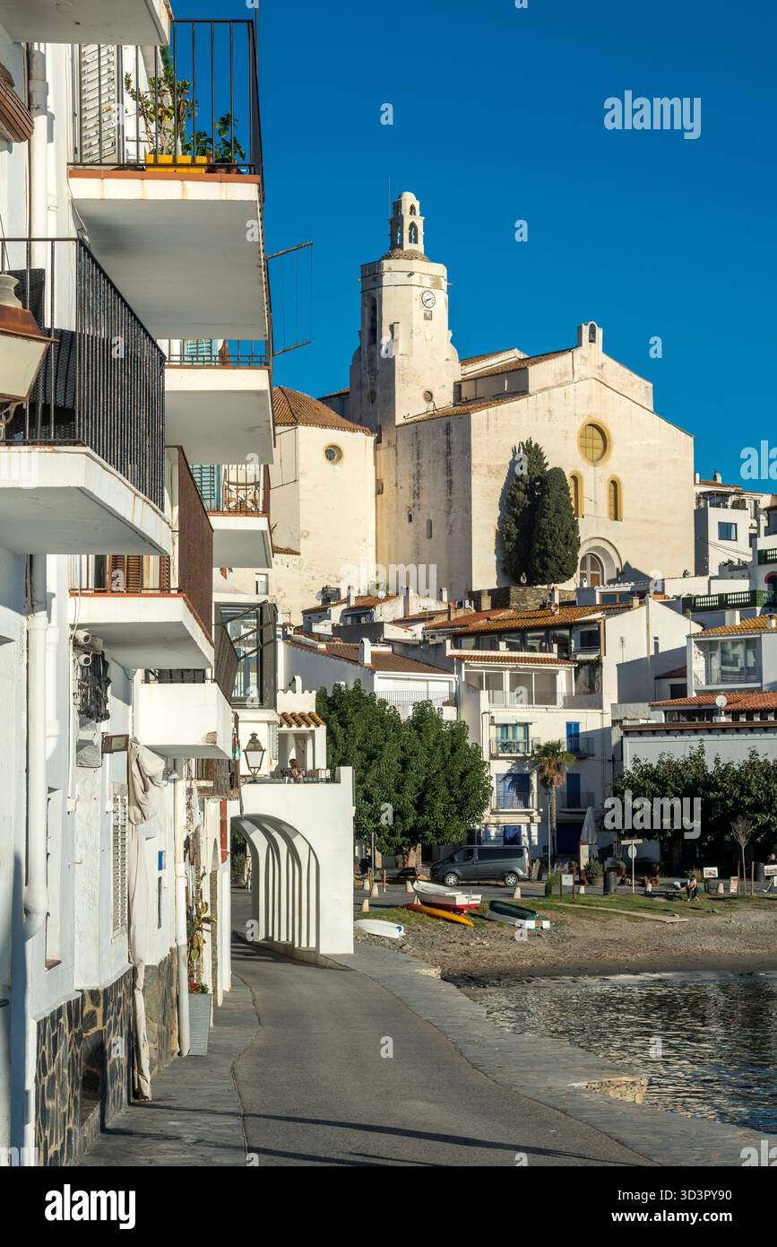 CHIESA DI SANTA MARIA, PORTO DI D'ALGUER BEACH, CENTRO STORICO CADAQUES, PROVINCIA DI GIRONA, COSTA BRAVA, CATALOGNA, SPAGNA Foto Stock