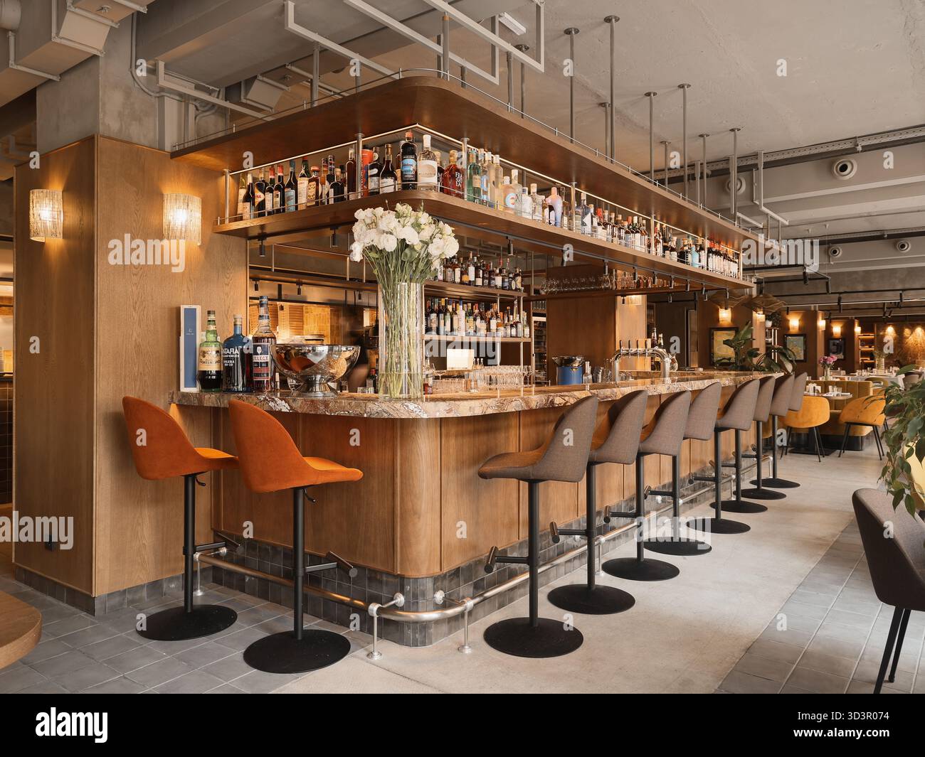 Interni eleganti con eleganti posti a sedere e un'atmosfera vivace Foto Stock