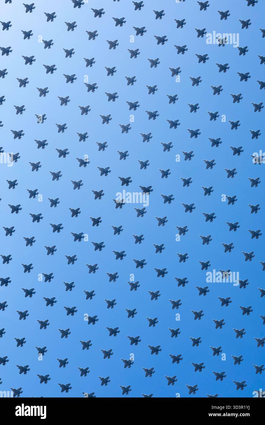 Modello di getti da combattimento che riempiono il cielo blu Foto Stock
