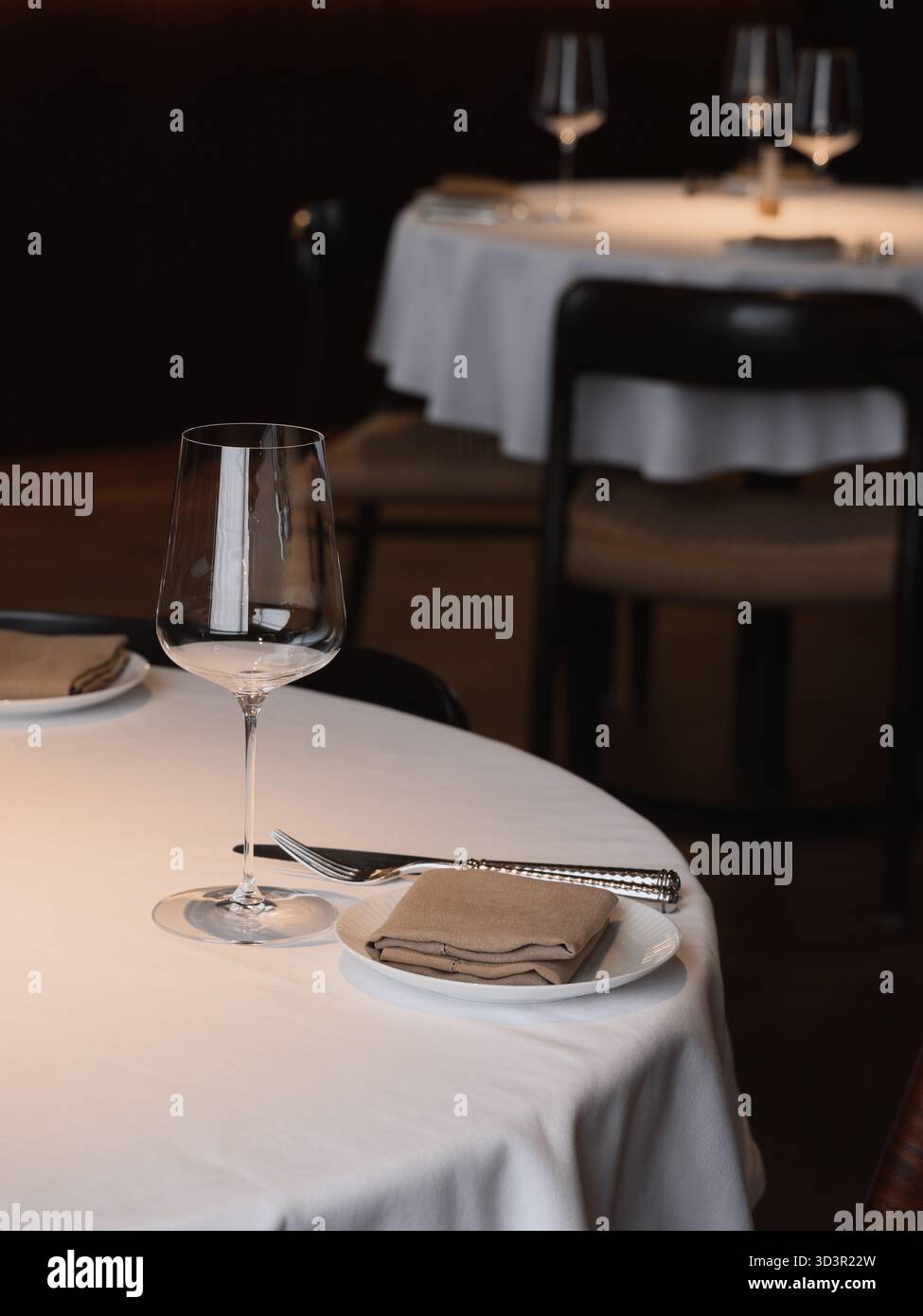 Elegante disposizione dei pasti in un ambiente accogliente con dettagli raffinati Foto Stock