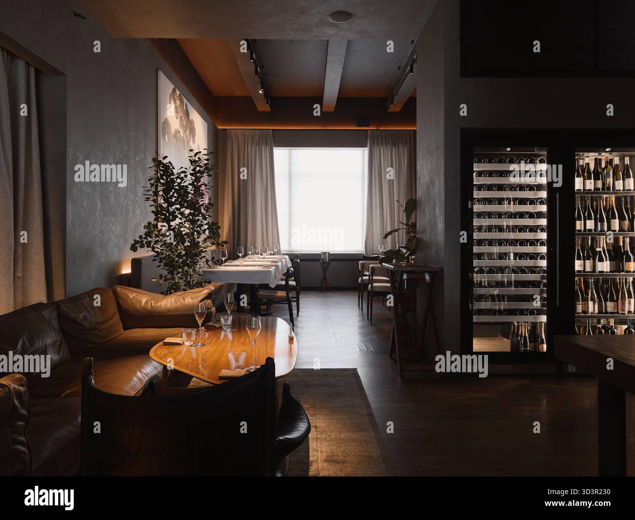 Accogliente zona pranzo in un ristorante moderno con arredi eleganti Foto Stock