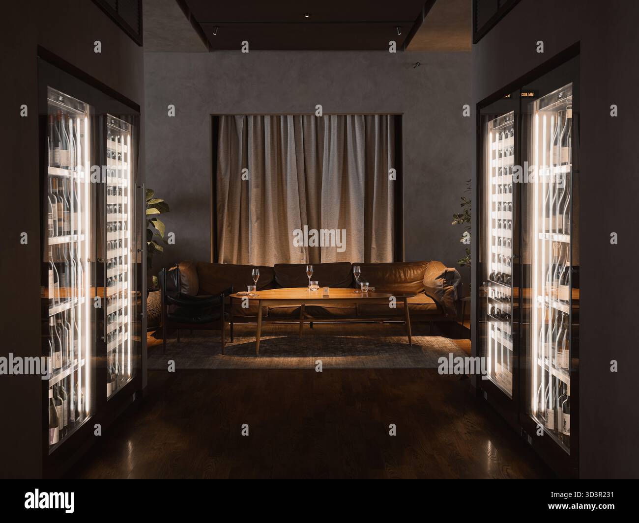 Interni accoglienti con deposito vini ed elegante area salotto Foto Stock