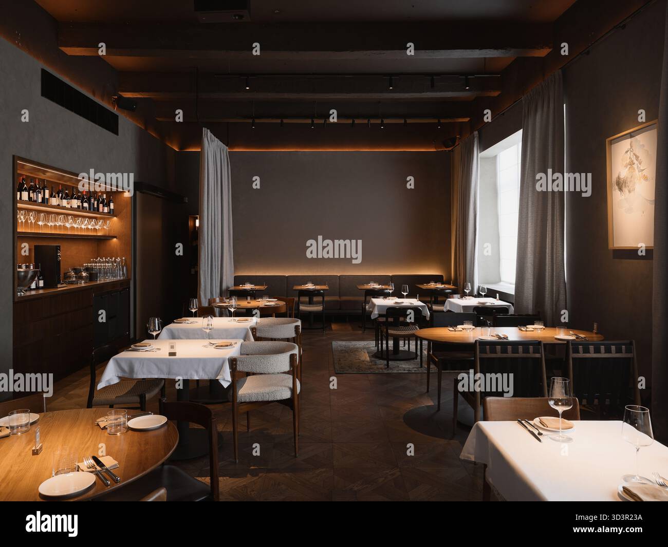 Elegante interno del ristorante con arte moderna e atmosfera accogliente Foto Stock