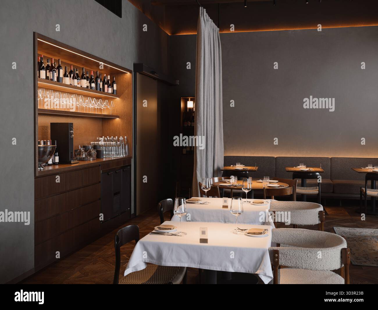 Interni moderni del ristorante con arredi artistici e un'atmosfera accogliente Foto Stock