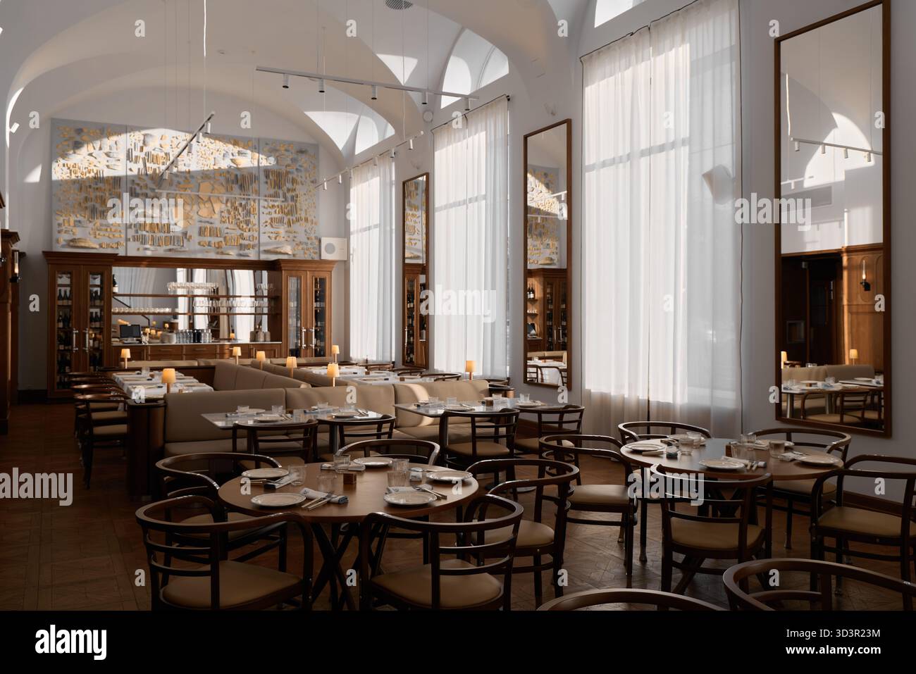 Elegante sala da pranzo con illuminazione naturale e arredi moderni Foto Stock