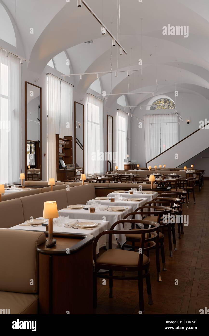 Elegante sala da pranzo in un ristorante moderno con illuminazione soffusa Foto Stock