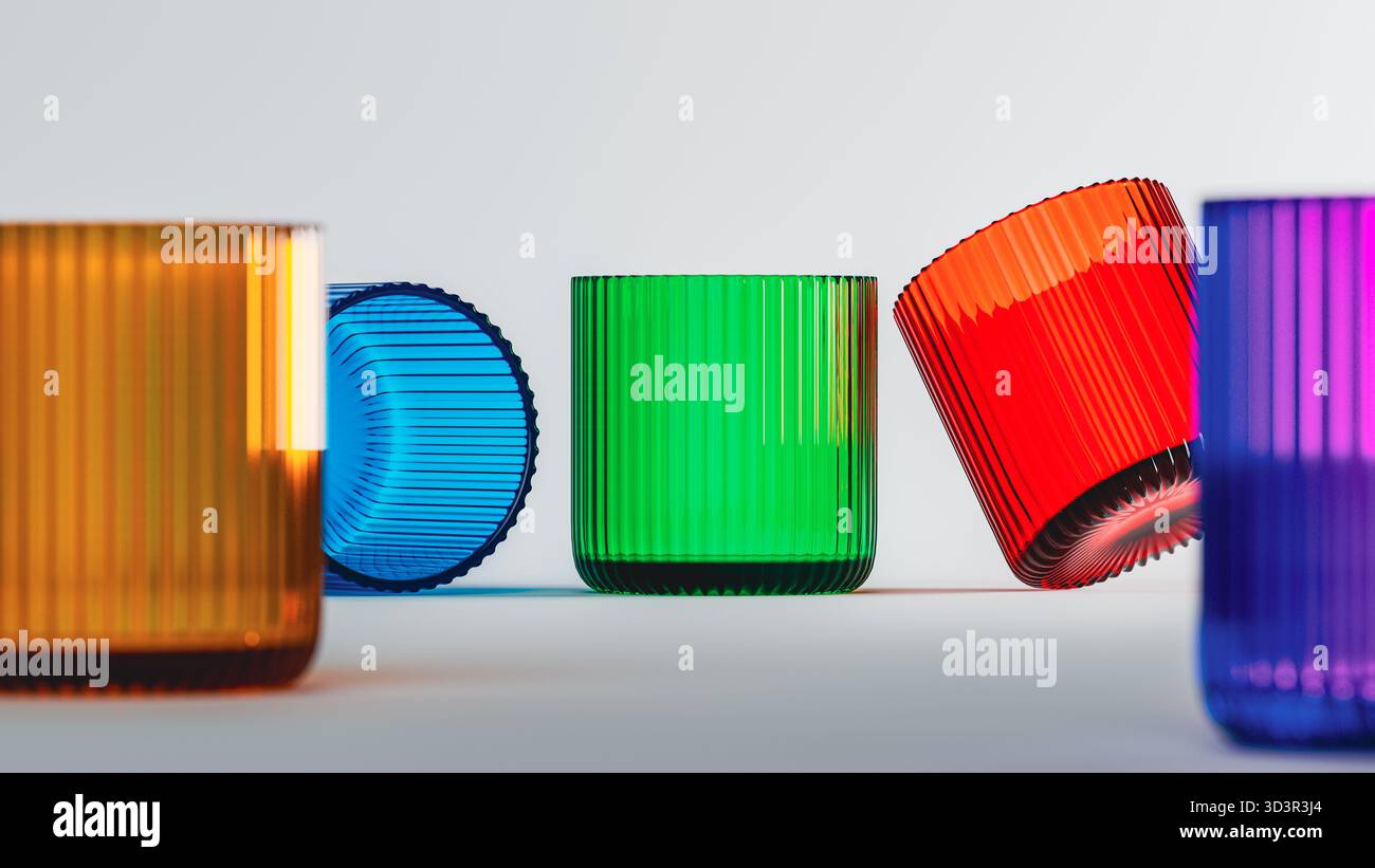 Le tazze di vetro dai colori brillanti sono disposte in una natura morta dinamica, che mostra la loro natura trasparente e il design elegante su uno sfondo chiaro. Foto Stock